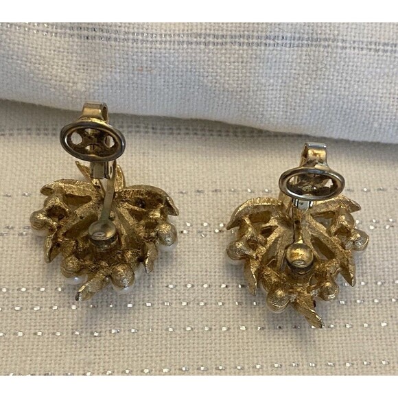 VTG Crown Trifari Signed Gold Tone Faux Pearls Curvy Leaf Clip Earrings 1” - Picture 3 of 7